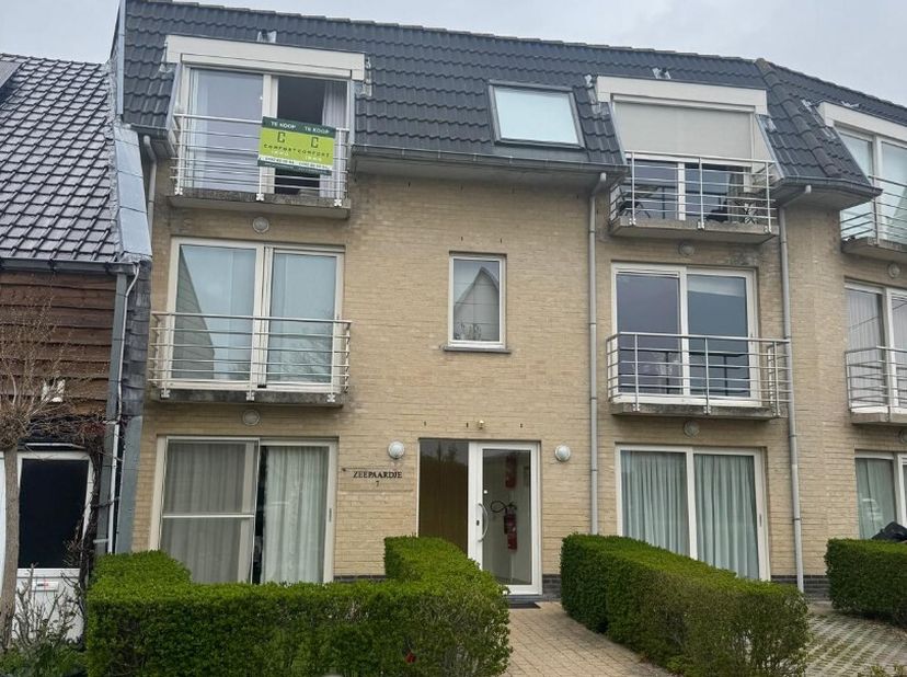 TE KOOP  Instapklaar appartement met 2 slaapkamers op wandelafstand van zee in Bredene (65 m²)<br />
Op een uitstekende ligging in Bredene, aan het ru