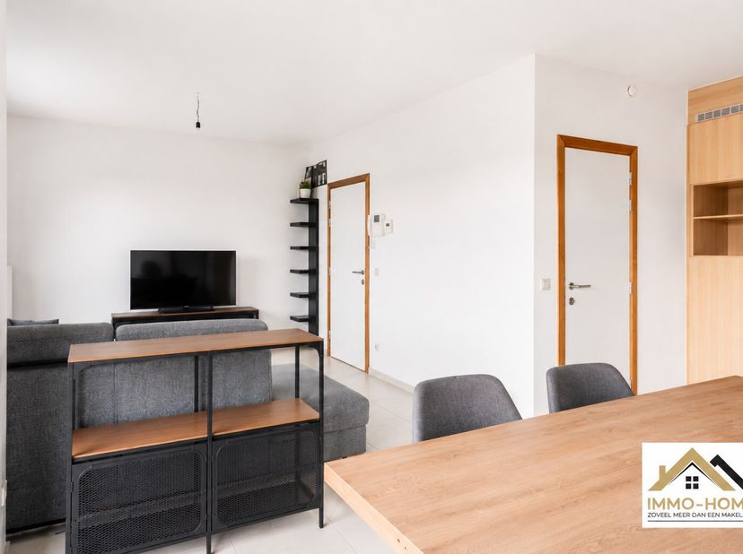 Dit appartement is gelegen op de eerste verdieping van een recent complex, op de rand van het centrum van Lochristi met alle voorzieningen vlakbij. Vi