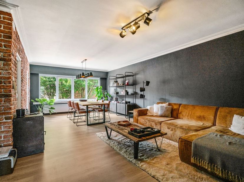 Gerenoveerd appartement met 2 slpks en garage pal in het centrum<br />
Het appartement is gelegen in een residentie van zes appartementen, gebouwd in