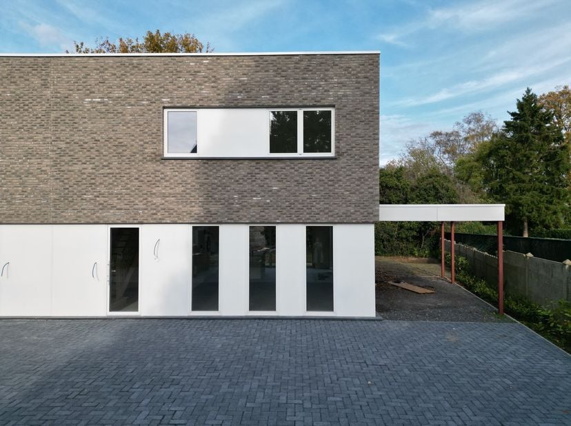 Ben je op zoek naar een energiezuinige en volledig afgewerkte woning op een rustige maar vlot bereikbare locatie? Ontdek deze prachtige nieuwbouwwonin