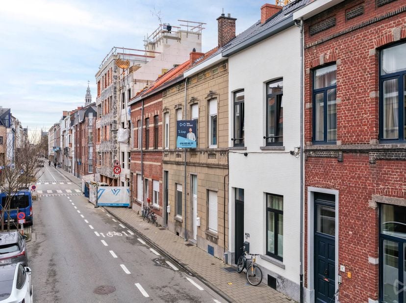 Deze eengezinswoning is gelegen in één van de meest gegeerde straten in het centrum van Leuven. De ligging is een absolute meerwaarde: op wandelafstan