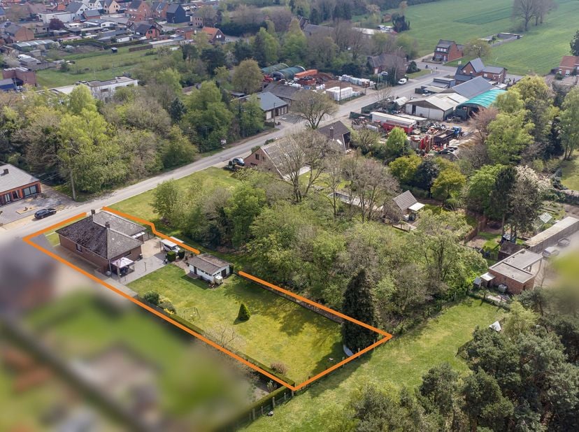 Deze zeer goed onderhouden woning is zeer gunstig en tevens rustig gelegen op slechts 1,2 km van het centrum van Balen.<br />
<br />
Bovendien is deze