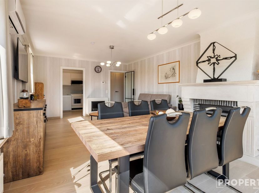 Topper!!! Instapklaar ruim appartement met 2 slaapkamers en garage<br />
<br />
Indeling: ruime inkomhal, lichtrijke leefruimte met terras, keuken,