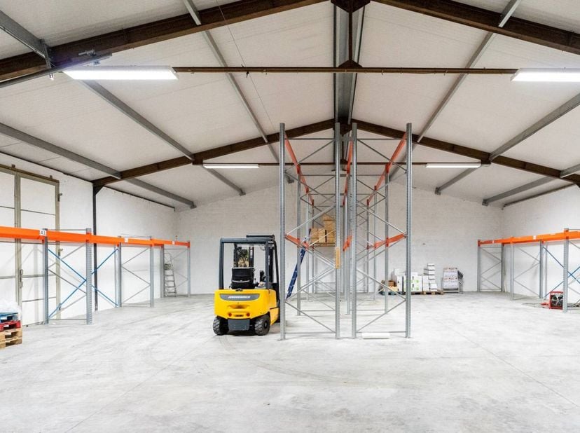 Locatie:<br />
Dit handelspand is gelegen in Opoeteren. Vlot te bereiken via verschillende invalswegen. <br />
Indeling:<br />
- onthaal met vaste bur