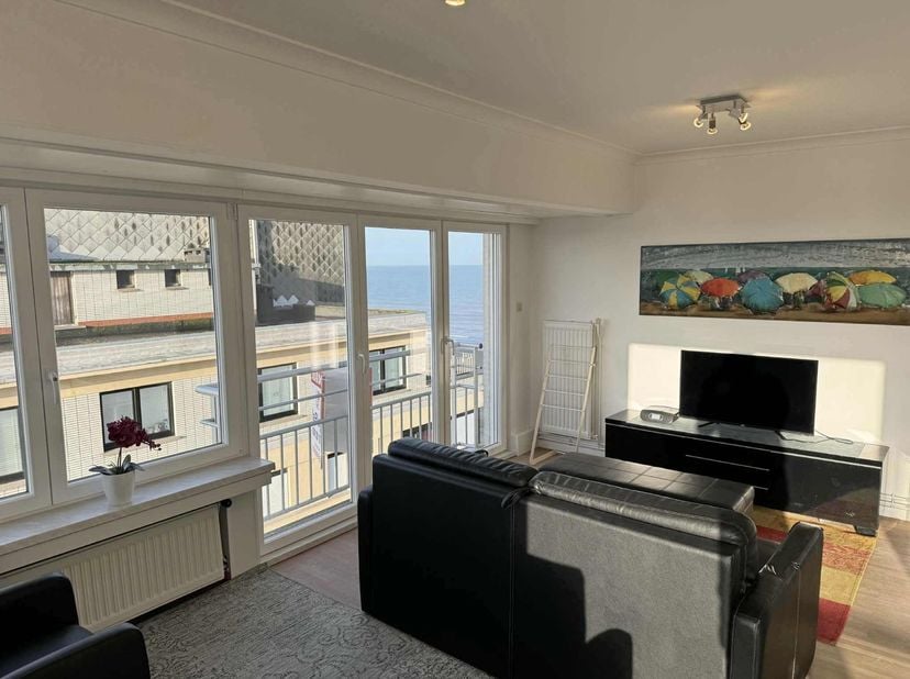 Situé au 8ᵉ étage de la Résidence Trianon, sur la digue, ce studio lumineux et prêt à l’emploi est idéal comme résidence secondaire ou comme investiss