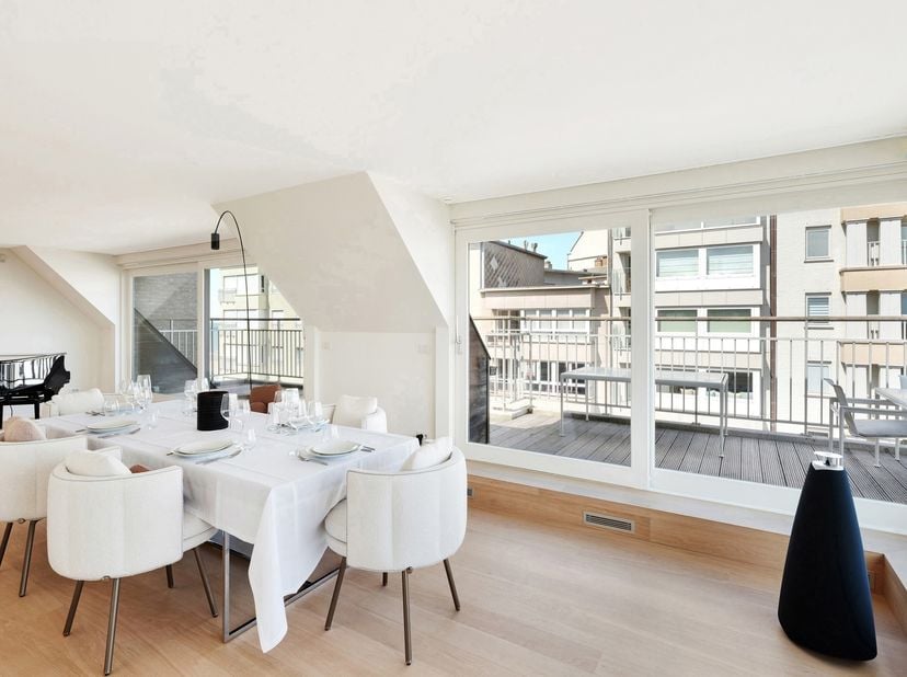 Bel appartement en duplex ensoleillé, doté de terrasses spacieuses et offrant une vue latérale sur la mer, à quelques pas de la digue de Knokke.<br />
