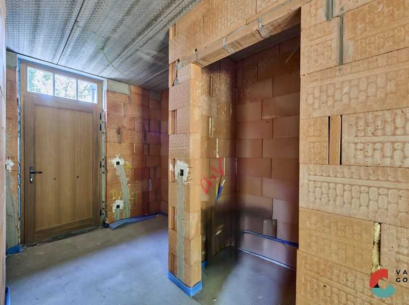 Ben je op zoek naar een tijdloze nieuwbouwvilla waar rust, ruimte en luxe samenkomen? Dan is deze woning op een perceel van 825 m² precies wat je zoek