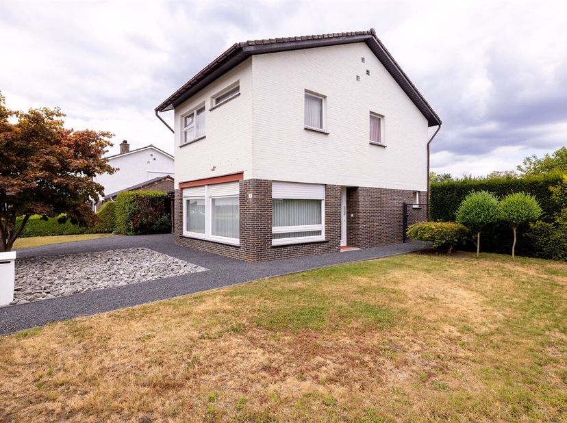 Te renoveren woning met 3 slaapkamers op een gunstige locatie te Houtvenne! <br />
Deze woning is gelegen in een groene, kindvriendelijke omgeving, ma