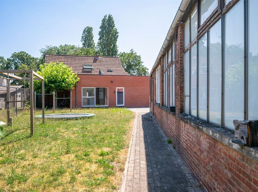 Ontdek deze ruime, op te frisse woning met maar liefst vijf slaapkamers en een veelzijdig bijgebouw van ca. 195 m², ideaal gelegen nabij het centrum v