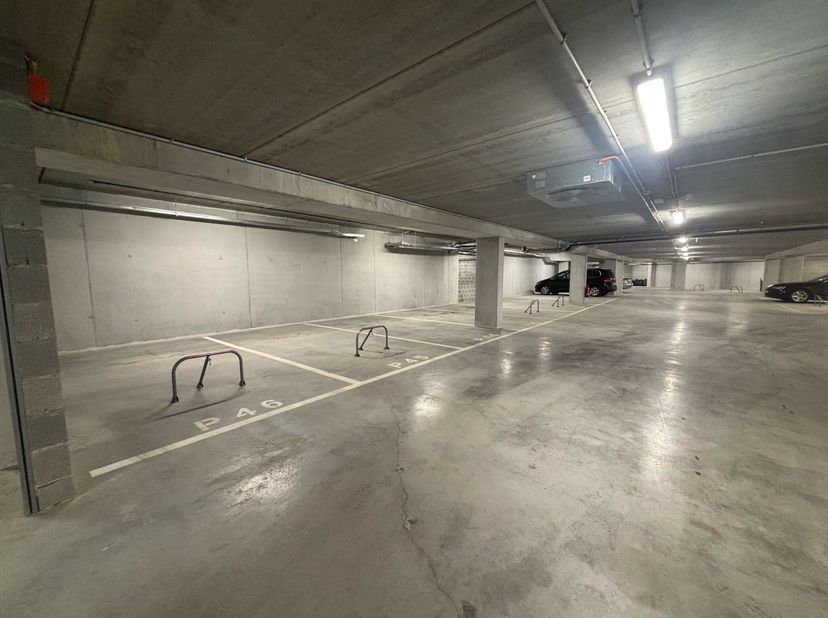 Ben je op zoek naar een veilige en toegankelijke parkeerplaats in Neder-Over-Heembeek? Op Oorlogskruisenlaan 84 verhuren wij een aantal ruime staanpla