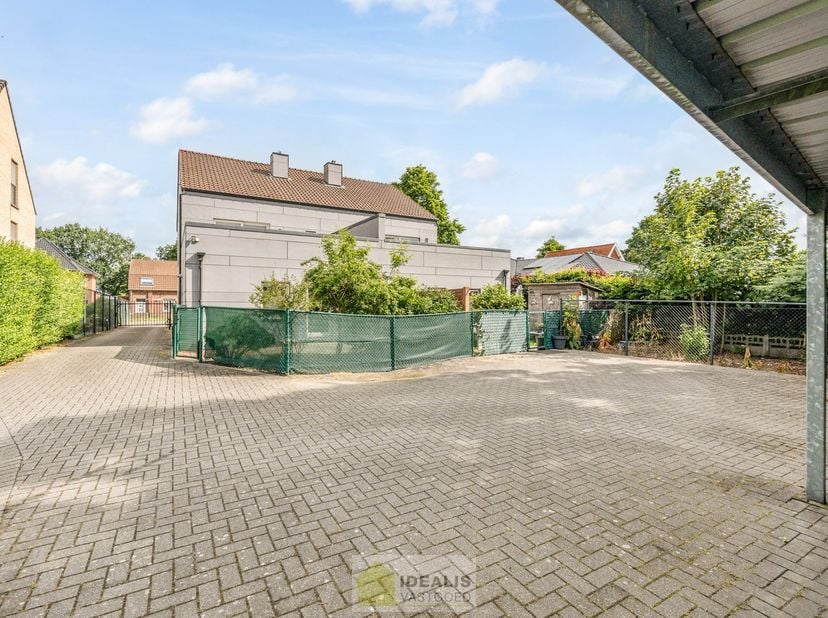 IDEALIS VASTGOED – GELIJKSVLOERS APPARTEMENT GELEGEN OP UITERST CENTRALE LOCATIE TE HECHTEL-EKSEL. Dit ruime appartement omvat een aangename 91m² en b