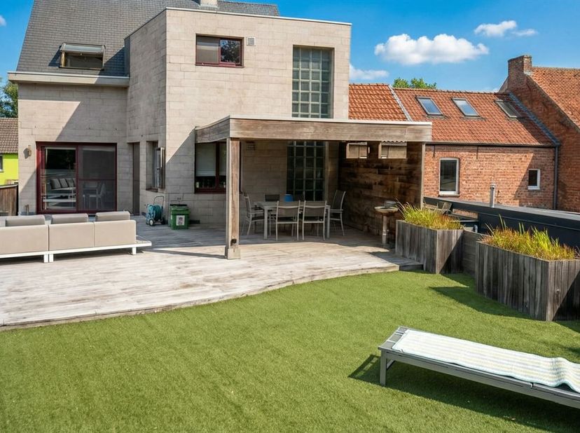 Woning met 3 niveaus. Stijlvol afgewerkt met aandacht voor functionaliteit en esthetiek. Het is een praktische woning en mooi afgewerkt. De inkomhal i