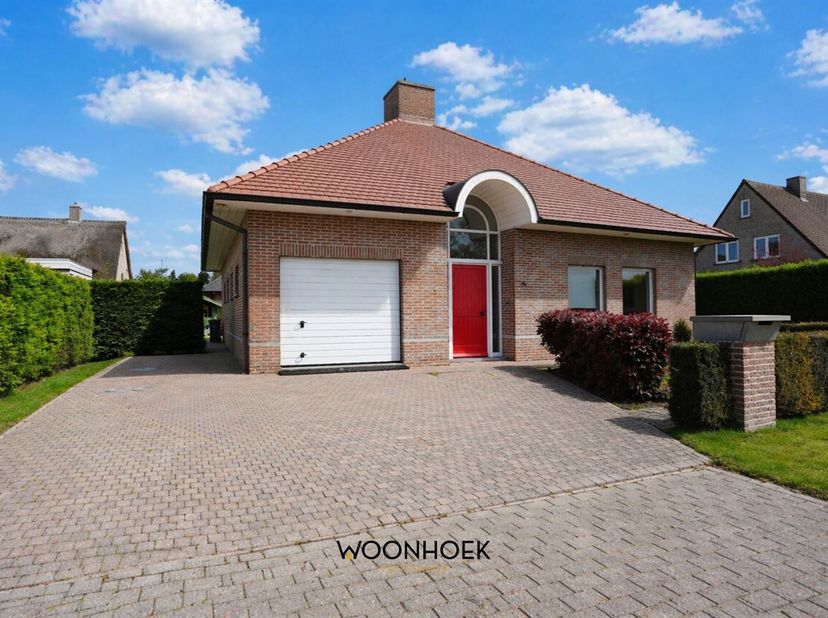 Deze residentiële villa verwelkomt je met een harmonie van licht, ruimte en rust. Op slechts ca. 10 minuten van de E34 en ideaal gelegen tussen Antwer