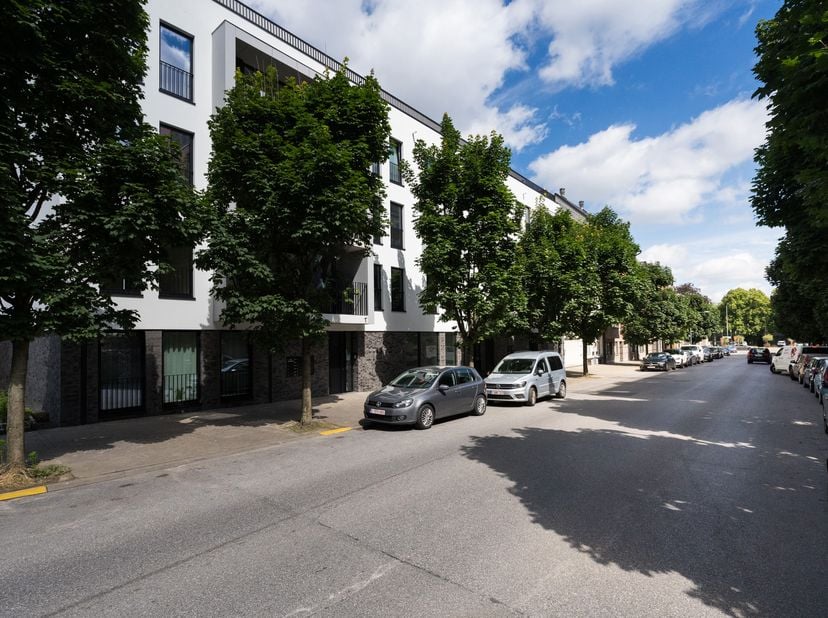 EVERE - profitant d'une localisation urbaine dans un quartier calme et résidentiel, à proximité de nombreuses facilités et moyens de transport (écoles