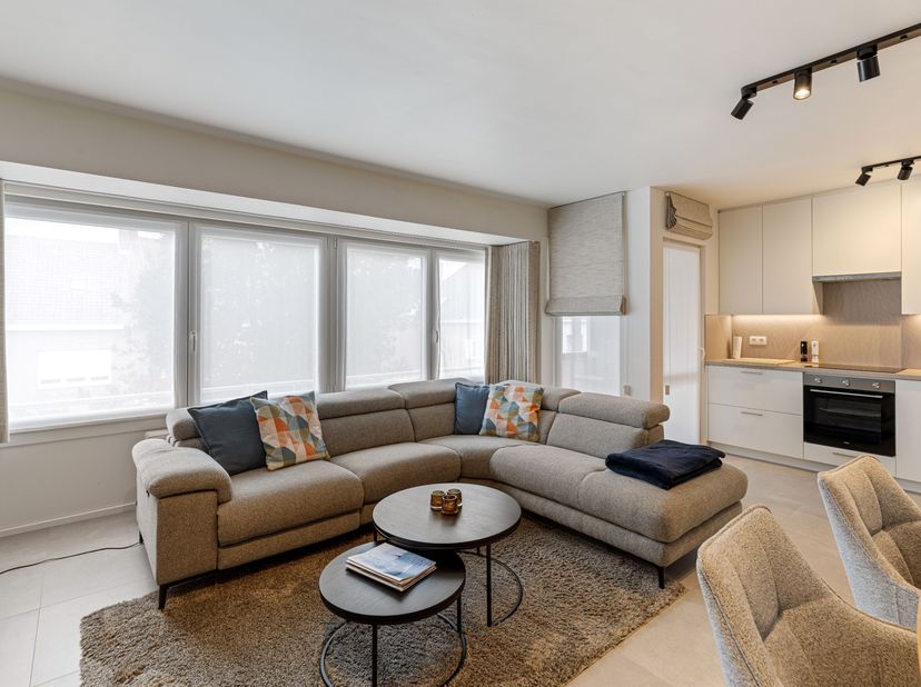 Appartement entièrement rénové avec 2 chambres à vendre près du centre de Nieuwpoort-Stad.<br />
<br />
L'appartement est situé au deuxième étage et s