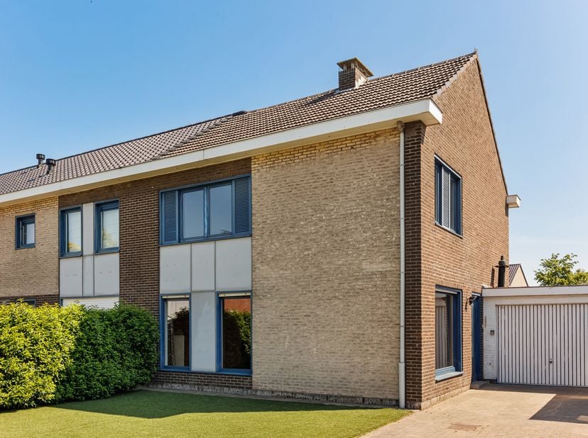 Deze halfopen bebouwing is gelegen in hartje Brecht, in de Kerkhovenakker Laan C1. Dankzij de centrale ligging bevinden winkels, scholen, openbaar ver