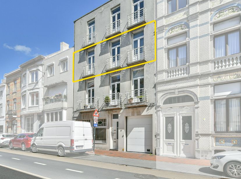 Dit verzorgd tweeslaapkamerappartement is ideaal gelegen in het centrum van Blankenberge, op slechts enkele meters van de Grote Markt. Met een bewoonb