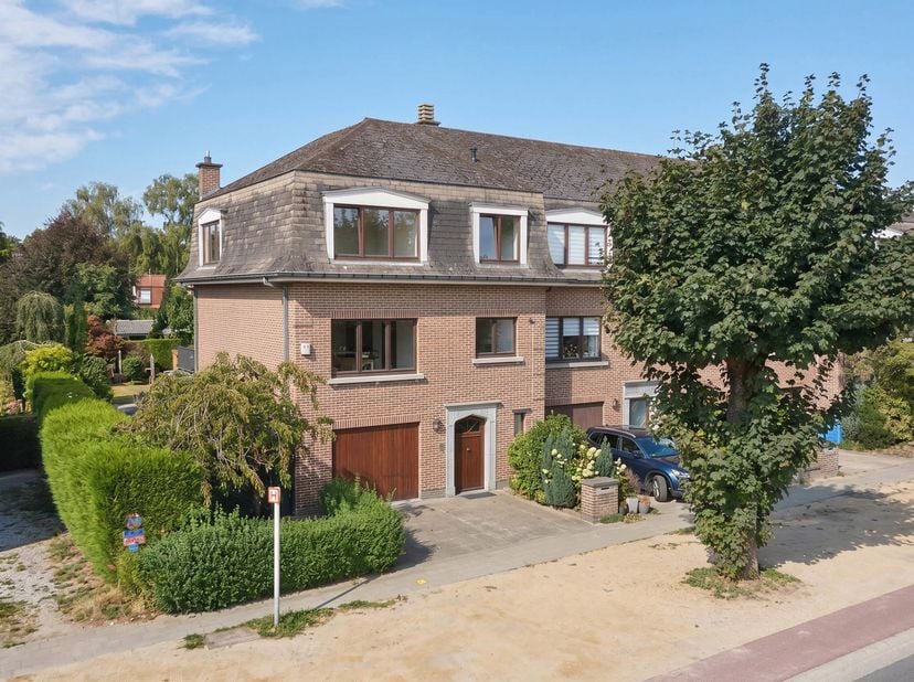 Maxime Real Estate stelt u met plezier deze uitstekend onderhouden 3-gevelvilla met 4 slaapkamers en een ingerichte zolder voor.<br />
Uitstekend gele