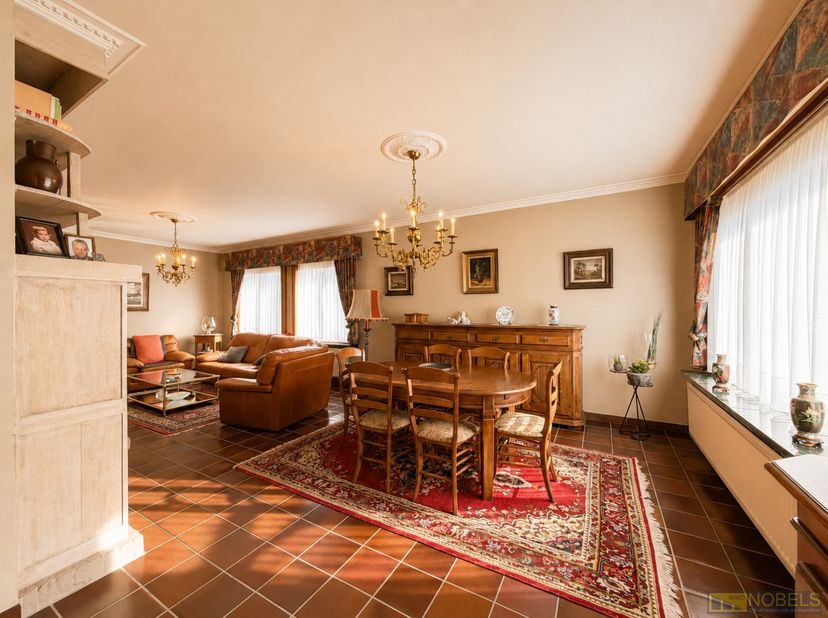 Instapklare LAAGBOUWVILLA met LANDELIJKE LIGGING en PRACHTIG VERGEZICHT. De praktische indeling maakt deze woning bijzonder geschikt voor gezinnen of