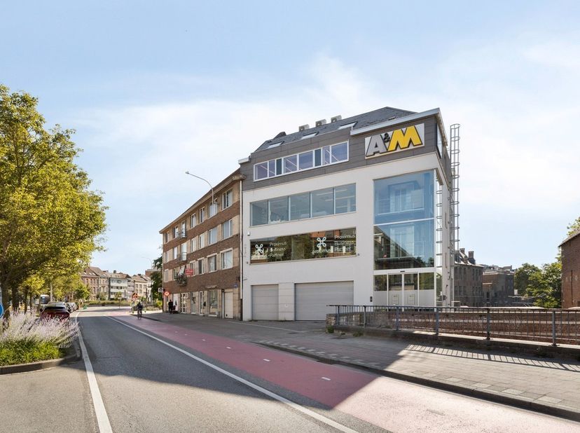 Op een uitstekende zichtlocatie aan het Raghenoplein en de Zandpoortvest (R12) bevindt zich dit representatieve gemengde gebouw met handelsruimte en k