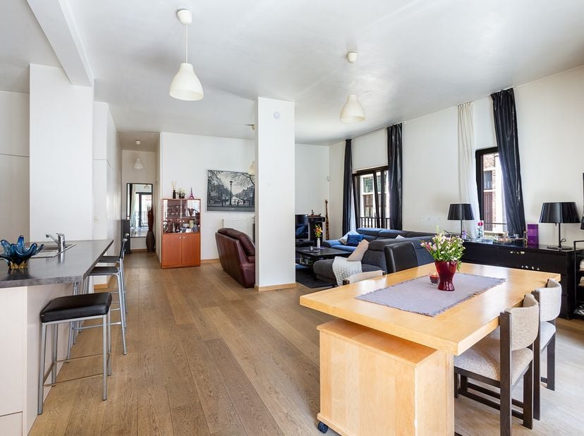Dit ruim gelijkvloers appartement bevindt zich op een absolute toplocatie in het hart van Antwerpen, op amper 50 meter van de Schelde en het iconische