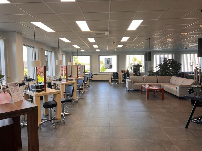 Dit kantoorgebouw van 888m², bestaande uit 4 identieke kantoorruimtes van elk 222m², is gelegen vlak buiten de ring van Kortrijk, in het industriepark