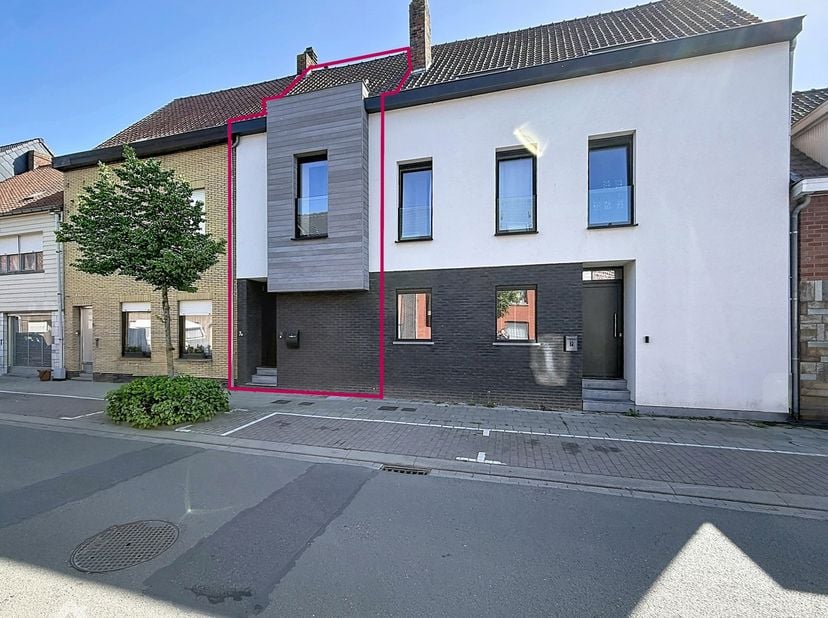 Deze instapklare woning werd in 2019 volledig energetisch gerenoveerd en combineert hedendaags wooncomfort met een praktische indeling en een energiez