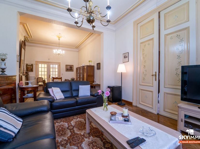 L'agence SKYIMMO vous propose cette agréable maison 2 façades en très bon état, d'une superficie habitable de 196 m², située à Seraing, dans un quarti