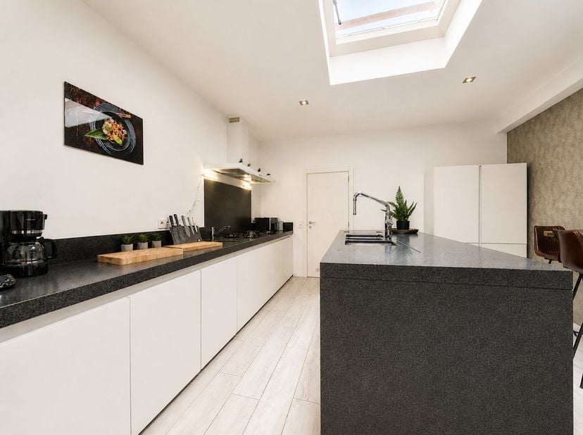 Schitterende, met oog voor detail afgewerkte woning, volledig gerenoveerd in 2020 en ideaal gelegen te Nieuwpoort-Stad, op wandelafstand van de Grote