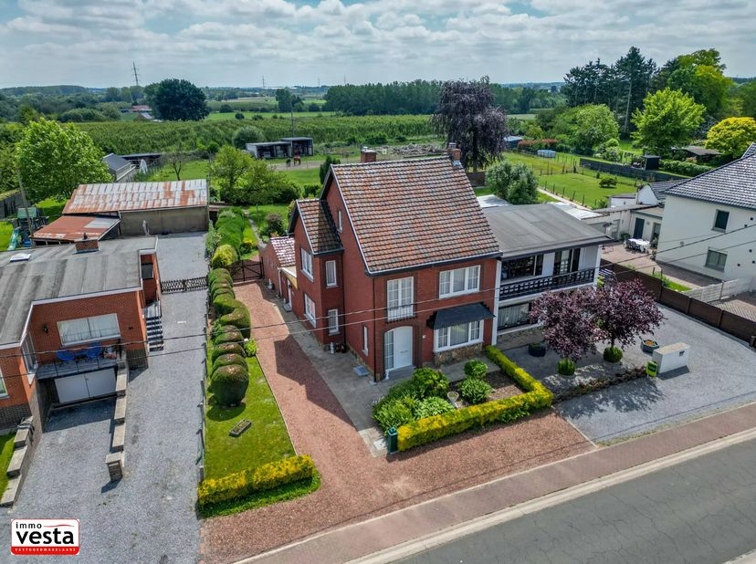 Deze charmante en goed onderhouden woning in Sint-Truiden biedt een woonoppervlakte van 184 m² en beschikt over drie ruime slaapkamers. De grote leefr
