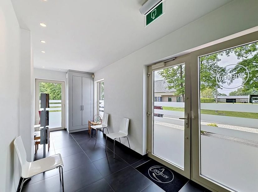 In een rustige straat op een gunstige afstand tov het centrum van Lommel en de ring ligt deze moderne woning met praktijkruimte op een perceel van +/-