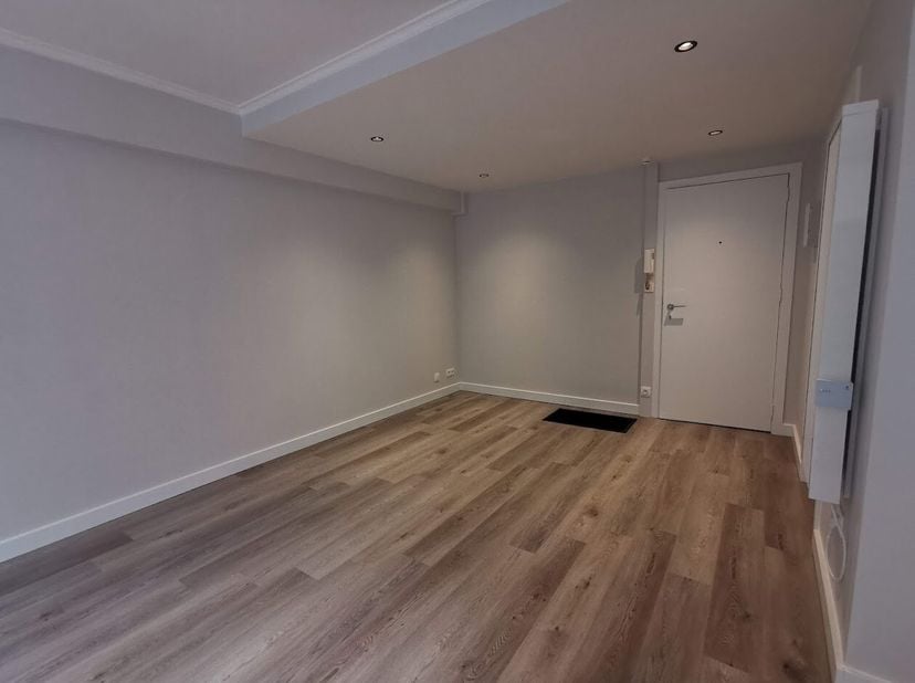 Ontdek deze sfeervolle studio, perfect voor de stadsbewuste single of het dynamische koppel. Gelegen in hartje Hasselt, vind je hier alles wat je nodi