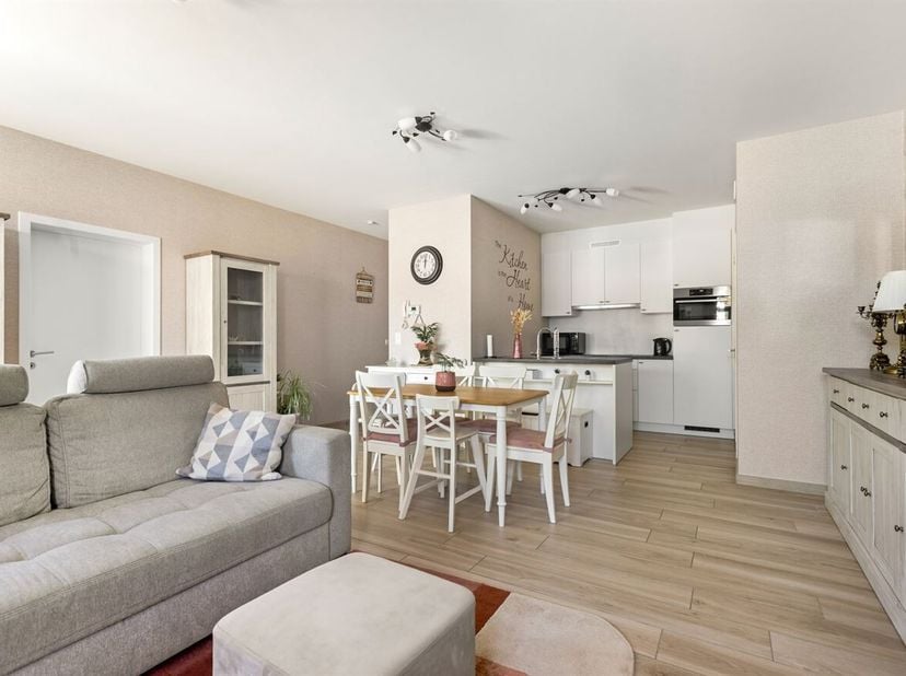 Gezellig gelijkvloers appartement met tuin en garage in Meerhout<br />
Op zoek naar een comfortabel appartement met een aangename buitenruimte? Dit ge