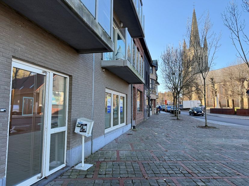 Deze moderne kantoorruimte is gelegen in de commerciële zone van Rumbeke, vlakbij het centrum van Roeselare. Grote raampartijen zorgen voor maximale l