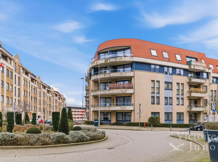 Appartement 2 chambres spacieux et lumineux en excellent état<br />
Hall d'entrée, WC et lave-mains<br />
Réceptions +/-27m2, accès terrasse Sud 10m²<