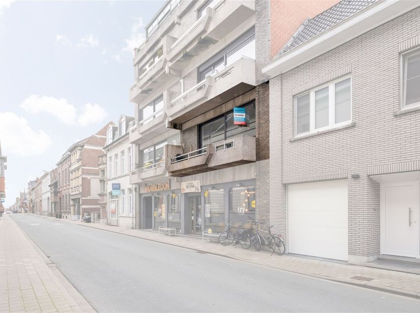 Dit ruime appartement is centraal gelegen in het hart van Izegem, met winkels, horeca en openbaar vervoer op wandelafstand.<br />
<br />
Indeling: i