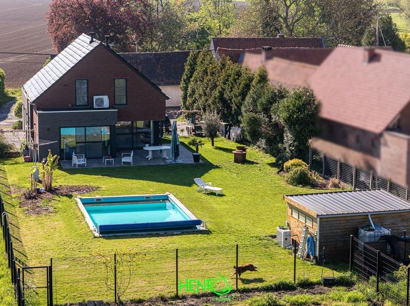 Magnifique villa contemporaine 4 façades construite en 2021 par un entrepreneur renommé, située au pied du Mont de l’Enclus dans un environnement calm