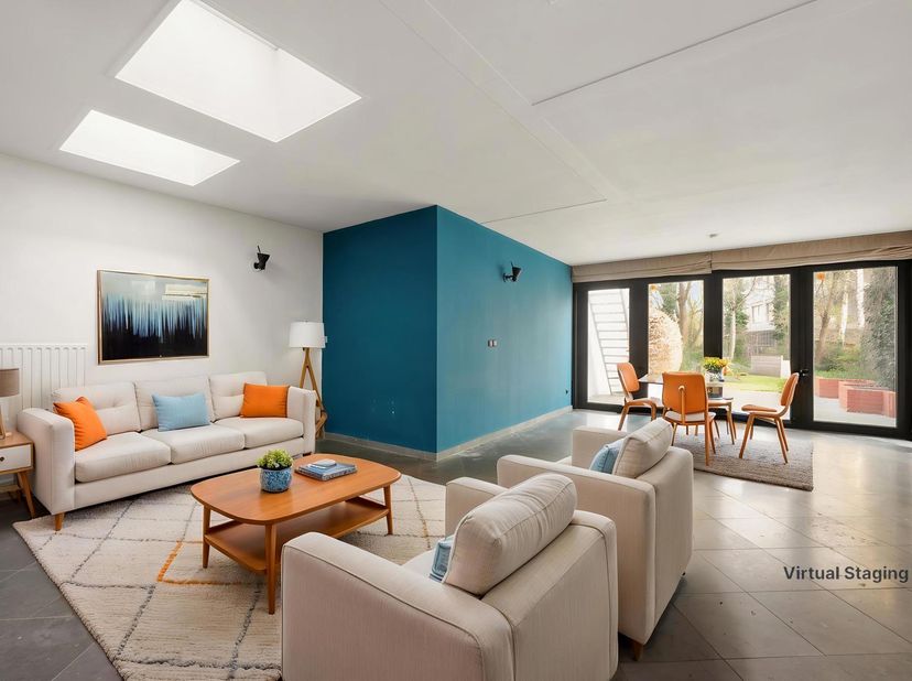 Deze instapklare woning (EPC label C) is gelegen vlakbij het centrum van Roeselare<br />
Deze woning is als volgt ingedeeld:<br />
Op het gelijkvloers