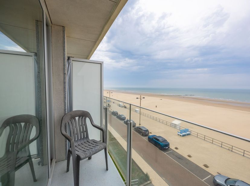 Gemeubelde studio met frontaal zeezicht en gezellig terras gelegen op de 3e verdieping van de Residentie Zeegalm.   Indeling : inkomhal, woonkamer met