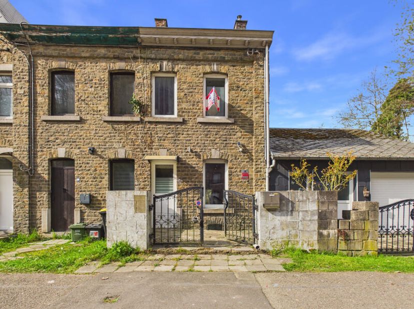 A VENDRE - ESNEUX Avimmo vous propose cette charmante maison de 92 m² (selon PEB) composée d'un séjour avec cuisine ouverte, de deux chambres, d'une s
