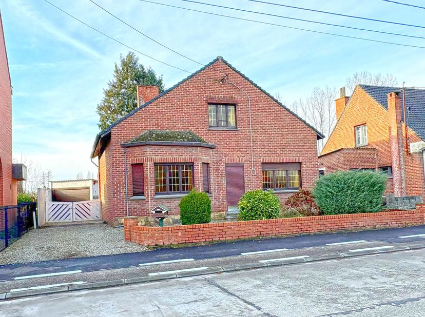 REF- 949 - HAUTRAGE -7334 - Villa à moderniser.<br />
<br />
- Hall, Salon, Salle à Manger, Salle de Bains, Buanderie, 3 Chambres, Véranda, Cave, Gara