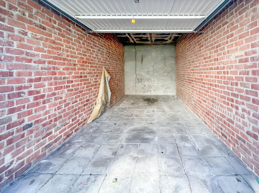 Deze garagebox met een oppervlakte van ca. 16 m² (volgens plan) is gelegen in de winkelstraat van Tielt, op wandelafstand van winkels, scholen en open