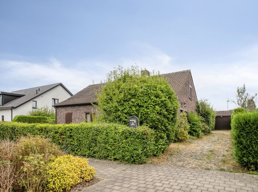 Alleenstaande woning op 734m2 met 4 slaapkamers, garage en ruime tuin. Gunstig gelegen nabij R4 en centrum van Oostakker.<br />
Deze alleenstaande won