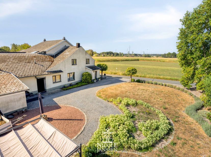 Deze rustig gelegen gezellige woning gelegen op een ruim perceel biedt tal van mogelijkheden. Het pand is momenteel ingedeeld als tweewoonst maar kan