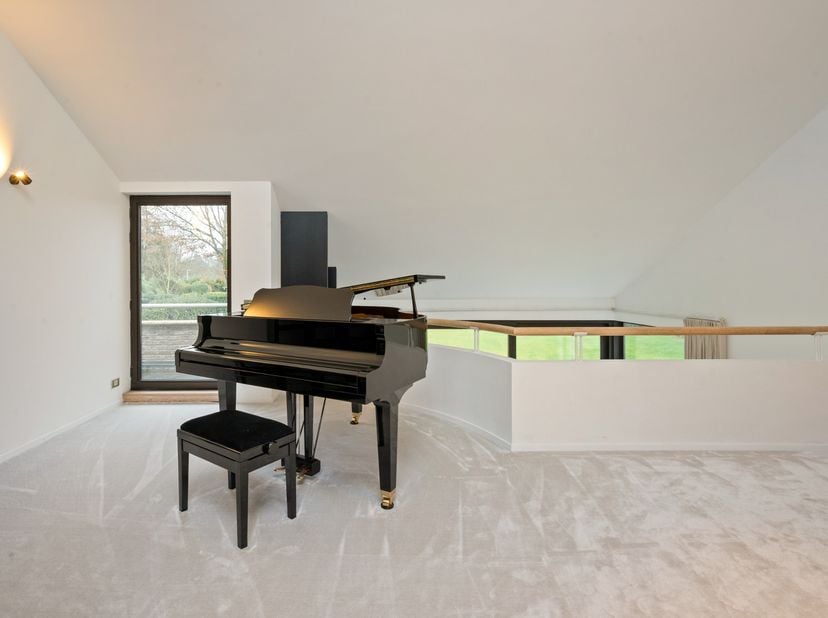 In een van de meest gegeerde en residentiële lanen van Grimbergen bevindt zich deze recent volledig verbouwde luxevilla. Deze laan staat bekend om haa