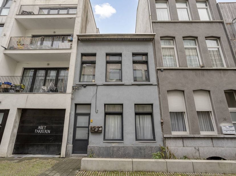 Cette maison à vendre est située dans la Bloemstraat à Borgerhout, avec une surface habitable totale d'environ 220 m². La maison est actuellement divi