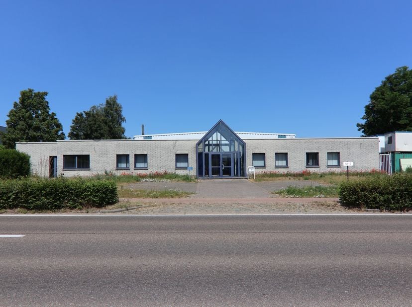 Dit veelzijdige bedrijfsgebouw biedt een totale bruikbare oppervlakte van maar liefst ca. 1.193 m² en is gelegen op een ruim perceel van 47a91ca in ee
