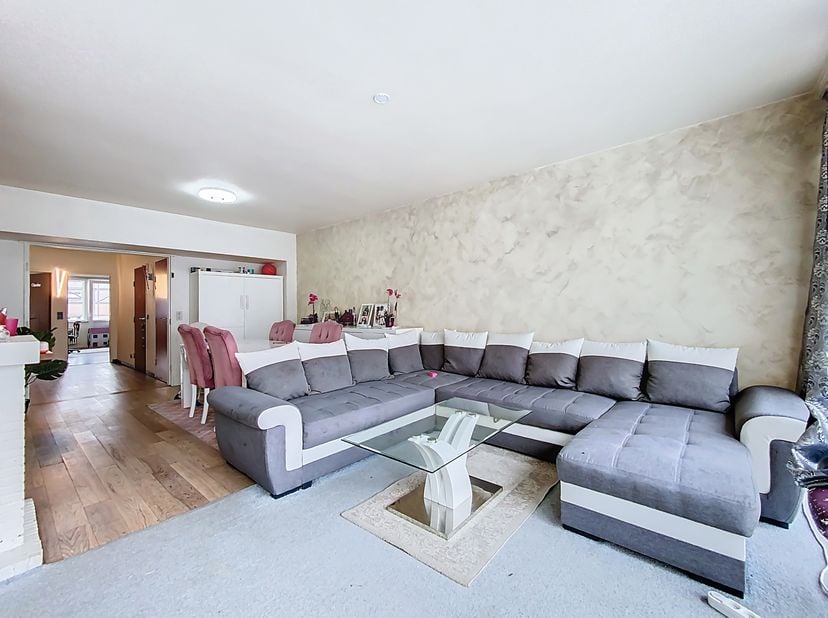 Easyhome stelt u met plezier dit appartement met twee slaapkamers en een oppervlakte van 82 m² voor.<br />
Gelegen op de 3de verdieping van het gebouw