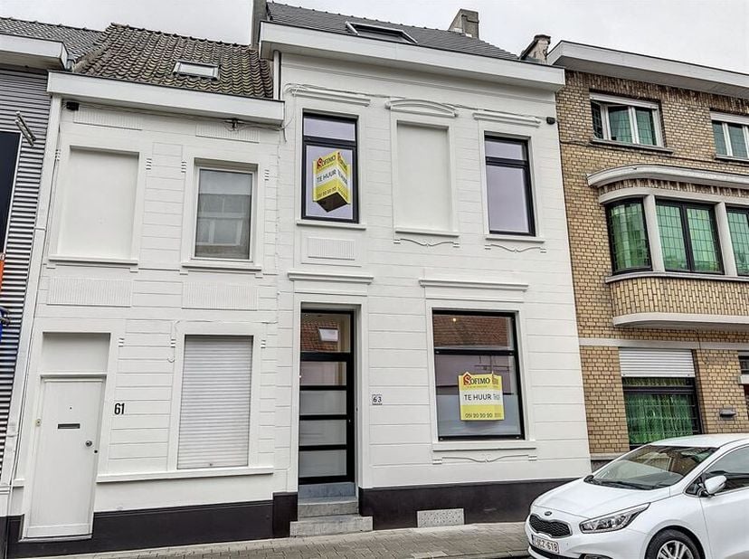 Prachtig gerenoveerde rijwoning met 3 slaapkamers centrum Roeselare. <br />
De woning is als volgt ingedeeld: <br />
Gelijkvloers: ruime lichtrijke le