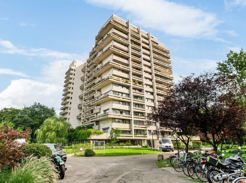 650m² kantoren op het gelijkvloers (linkerzijde) in standingvolle residentie Hertogenpark, uitbreidbaar tot 1.070m² kantoren<br />
Ligging: vlakbij Si